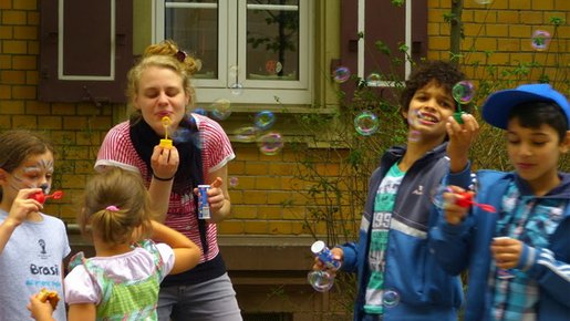 Kulturlotsenfest Kinder und Aufsicht machen Seifenblasen im Hof